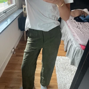 Gröna cargo pants  - Så coola gröna cargo pants från zara! Raka i modellen. Ny pris 499kr 🦋 