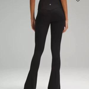 Lululemon yoga pants - Säljer ett par yoga pants från Lululemon, älskar dom men har ett par till! Fler bilder kan skickas vid seriöst intresse :) Säljes självklart tvättade. Passar perfekt på mig som har S, skulle säga att de passar xs-m :) nypris 1380kr på hemsidan