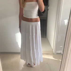 Långkjol - Vill bli av med en del kläder så säljer denna kjol☺️ jag är typ 180 cm och den är lite kort på mig  