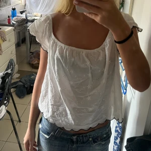 Blus  - Säljer denna så söta blus som tyvärr är lite för stor för mig som har XS i vanliga fall, går att ha både off shoulder och på axlarna❣️