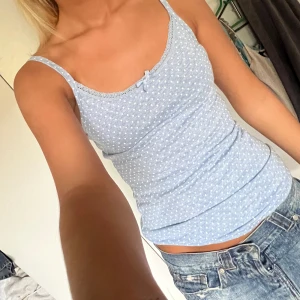  Pyjamas linne baby blått med vita prickar  - Gulligt pyjamas linne❣️