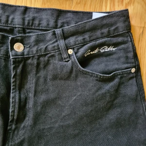 Sweet Sktbs jeans  - Svarta baggyjeans från Sweet Sktbs. Lite slitna på högra bakfickan men annars inga problem. Skriv vid frågor🫶