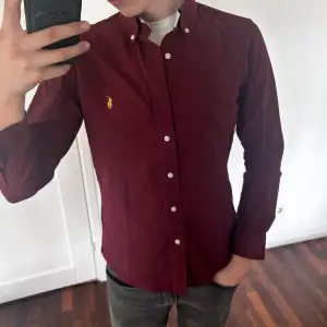 Ass snygg skjorta från Ralph lauren i nyskick. Perfekt till sommaren!