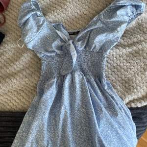jättesöt ljusblå klänning som sitter fint i midjan och går att knyta vid bröstet hur man vill ❤️ perfekt inför sommaren 