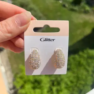 Säljer dessa jättefina örhängen från Glitter. Köpta för några dagar sen, men aldrig använda!! Kvitton finns på bilden!☺️☺️ 