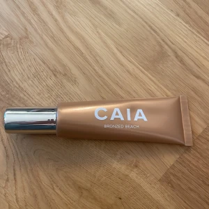 Caia liquid highlighter  - Säljer min caia highlighter i färgen bronzed beach då jag köpte den i fel färg! Endast testad nån enstaka gång💗nypris = 325 kr, mitt pris = 170 kr + frakt💗