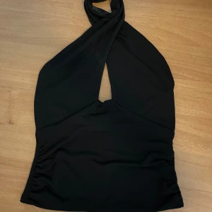 Topp från Bikbok - Supersöt svart topp från bikbok! Kommer tyvärr inte till användning så säljer vidare☺️