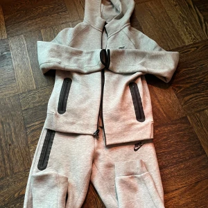 Komplett set Nike Tech Fleece 2024 junior  - Säljer ett komplett set med tech fleece från 2024. Byxorna stl 137-147, hoodien 147-158. Använt max 10 ggr. Gott skick. 