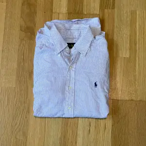 Ralph Lauren skjorta perfekt till sommarn och i väldigt bra skick. Storlek S, nypris 1600 mitt pris 449, pris kan diskuteras!
