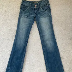 Supersnygga lågmidjade jeans som tyvärr är för små för mig. Storlek 34-36