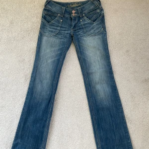Lågmidjade jeans - Supersnygga lågmidjade jeans som tyvärr är för små för mig. Storlek 34-36