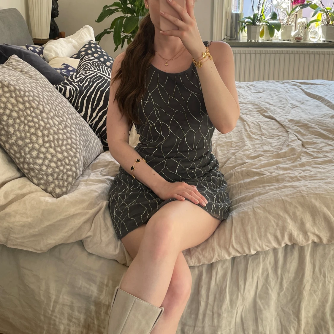 Grå klänning silver beads 