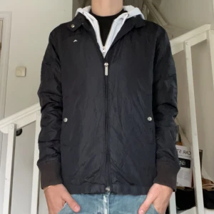 J.Lindeberg Jacka - Säljer nu denna feta vind/bombarjackan från J Lindeberg. Perfekt för vår eller som vindskydd under sommaren✅ Skicket är 9/10 endast en liten reva vid bröstet🙌