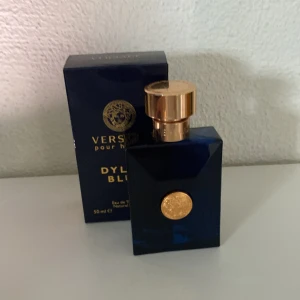Versace dylan blue - En fin sommar doft med ungefär 28 ml kvar. Bläddra en bild för att kolla hur mycket det är kvar, man får med boxen. Hör av er vid minsta frågan