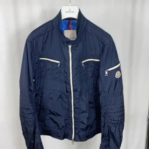 Moncler jacka säljes - perfekt till sommaren - Säljer nu en moncler jacka av de tunnare slaget. Hojta för mer bilder. Billigare vid smidig affär. Kan skickas. 