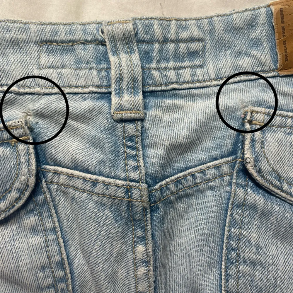 Jättesnygga lågmidjade bootcut jeans med coola fickor. De har små defekter som man kan se på bilderna men annars är den i mycket bra skick. Midjemått:34-36cm. Innebenslängd: 74-76cm. W:27 L:34. Skulle säga att den passar någon med xs-s. . Jeans & Byxor.