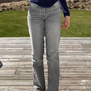 grå midwaist jeans - Nästan helt oanvända jättesnygga jeans från lager 157😍😍 INGA DEFEKTER. Köpta för 250 kr😋 Skriv privat för mer bilder! 