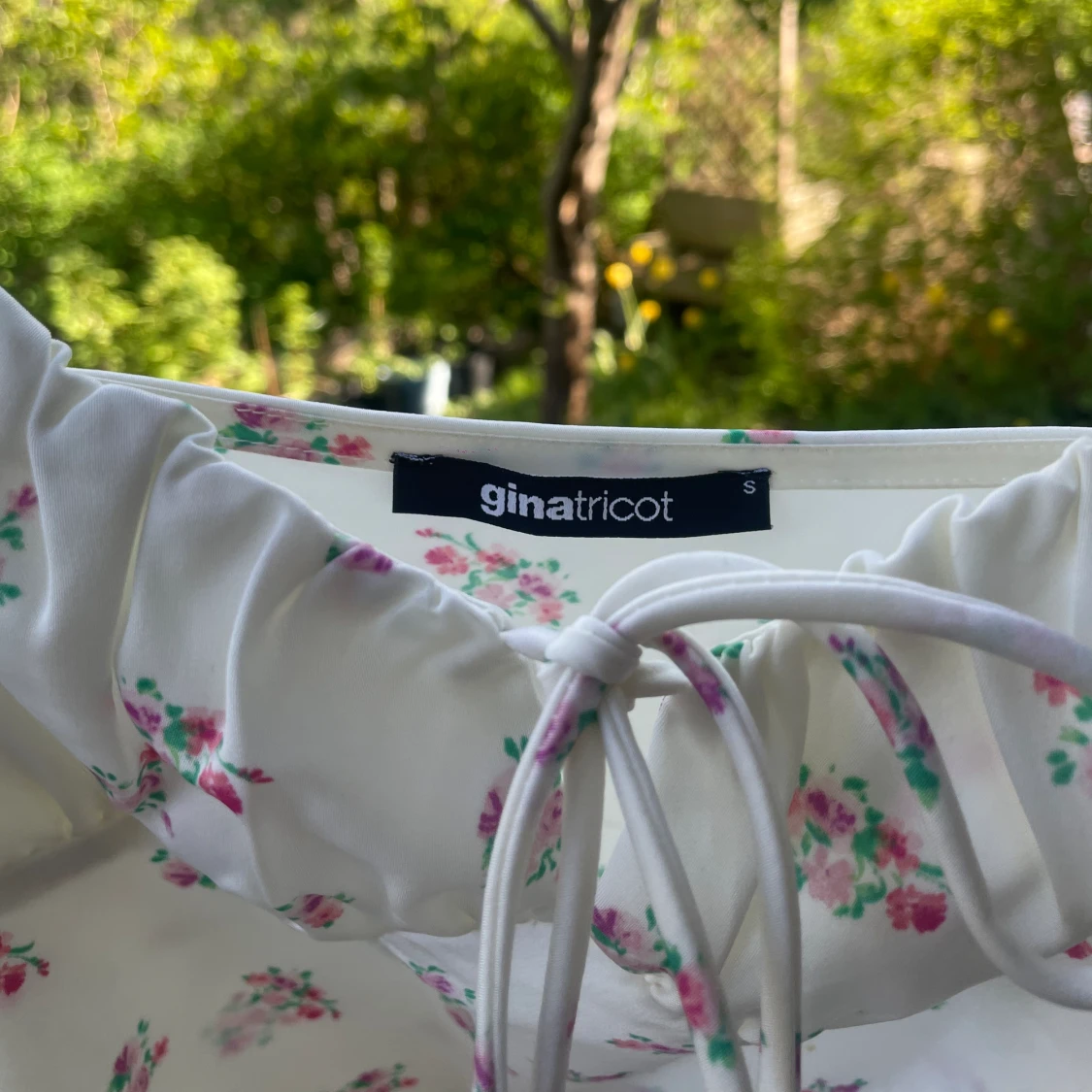 Blommig vit klänning - 91