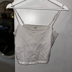 Vitt basic linne - Storlek: XL men ändå tight och croppad Använd: En del