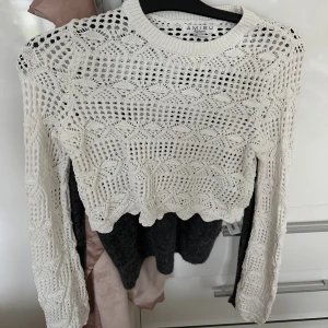 Virkad tröja - Virkad topp som är jätte fin att ha nu till sommaren endast använd en gång då den blivit förliten för mig🥰