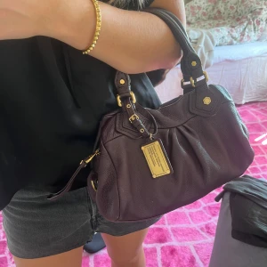 Marc Jacobs väska - Intressekoll på min marc jacobs väska🌈🌷köpt på Vestiaire Collective i februari, dustbag och längre band medföljer🌟💐