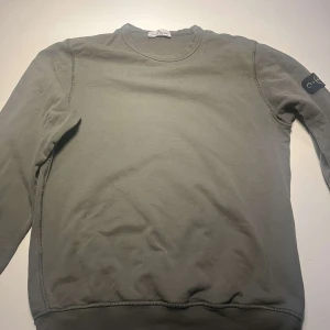 Stone Island tröja  - Färg: militär grön  Junior storlek men passar S 