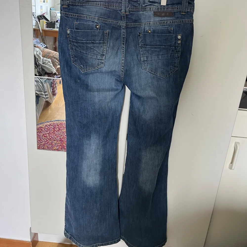 Skitsnygga jeans köp dem nu  Midjan 86cm  Innerbenslängden 77cm. Jeans & Byxor.