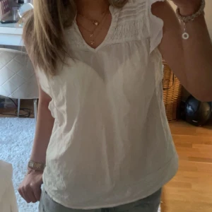 Blus - Super söt vit blus som är köpt för ett tag sedan. Köpt för ca 500kr från soyaconcept men tror inte den säljs längre
