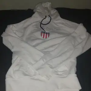 En GANT hoodie köpt från GANT, vit och snygg!