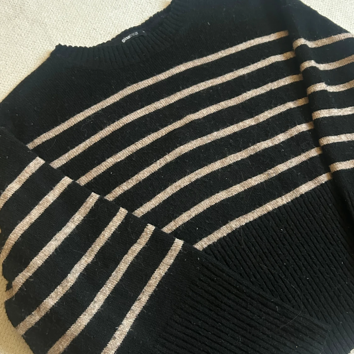 Randig tröja från Gina - 90