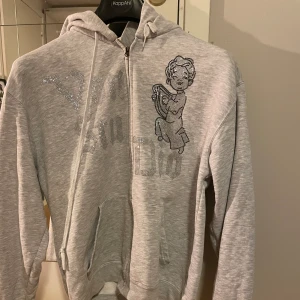 Rhinestone ziphoodie  - Säljer denna riktigt snygga rhinestone ziphoodie från märket Vonstudio. Den är i riktigt bra skick och endast använd ett fåtal gången. Tröjan är i storlek M och är riktigt stilren, passar till det mesta. Vid frågor eller funderingar slå iväg ett dm☺️!