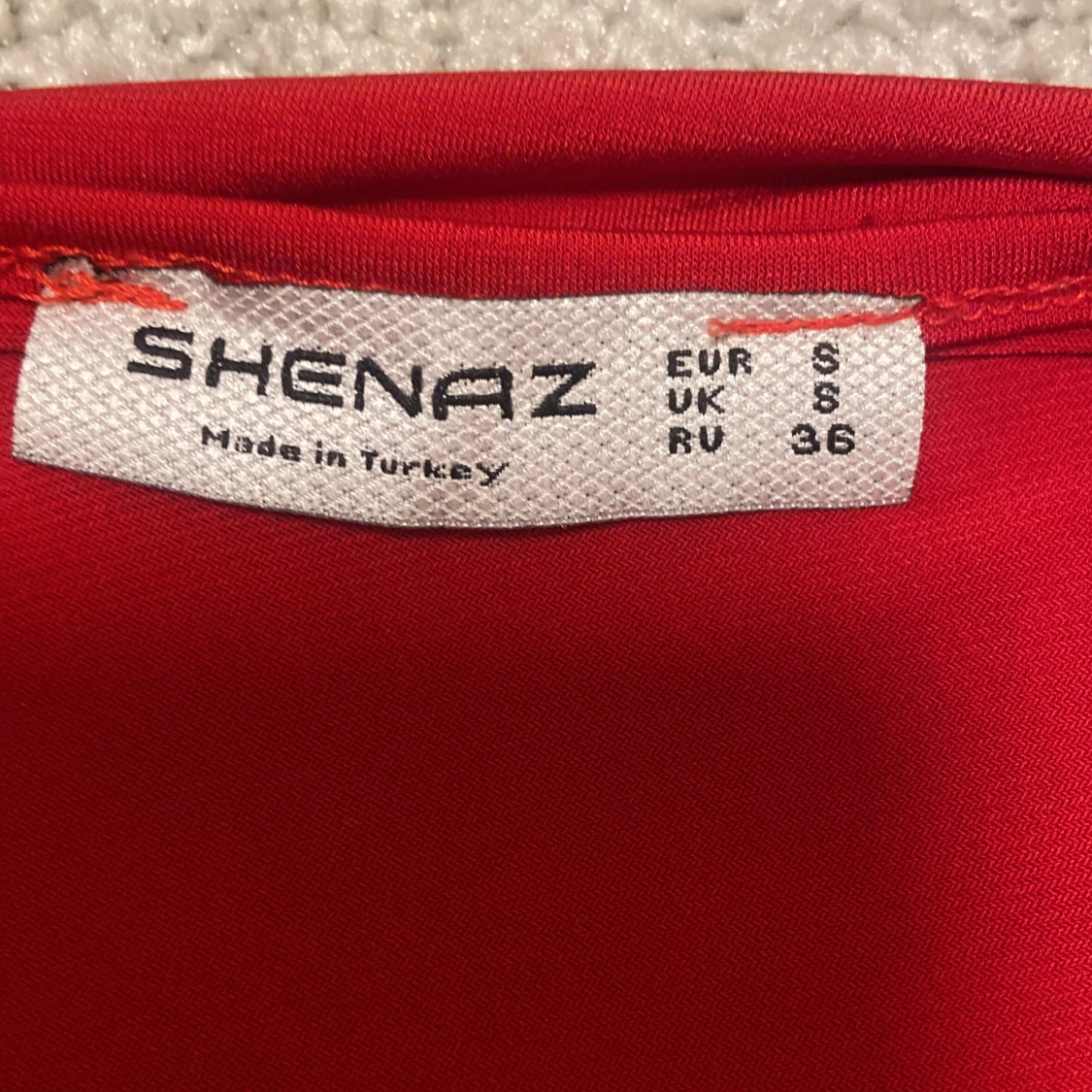 Röd v-ringad fest tröja  - 91