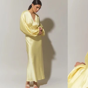 Satin midaxi dress - Intressekoll!  Kan tänka mig sälja denna slutsålda och helt oanvända klänning för ett bra pris. Storlek 38/M och prislappen sitter kvar. 