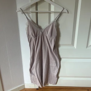 Nattlinne - Super gulligt nattlinne från H&M, kommer tyvärr inte till nån användning. Använt fåtal gånger så väldigt fint o bra skick. 🤍