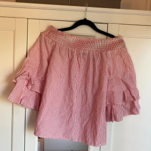 Off shouldertopp - Off shouldertopp från Ginatricot! Knappt använd storlek 36❤️