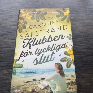 Bok - klubben för lyckliga slut - Boken är inbunden och i väldigt bra skick. Läst en gång så finns inga tecken på användning.  Nypris: 239  Författare: Caroline Säfstrand