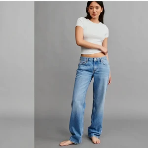Low waist straight jeans gina - Så fina lågmidjade straight jeans från Gina som köptes 2022 men blivit för små för mig! Storleken är perfekt på mig och jag är 170cm! De är i ett bra skick men använt. Skriv om ni undrar något 💗💗
