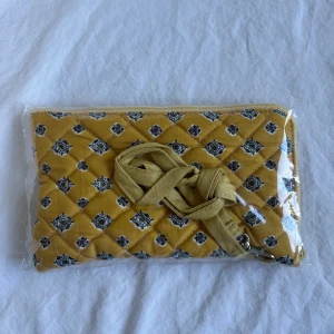 Väska/plånbok  - Söt liten väska/ plånbok med ett handtag!💗helt oöppnad!