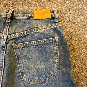  Fina jeans från Gina Tricot. Innerbenslängd ca 82cm. Rak modell. Katt finns i hemmet! 