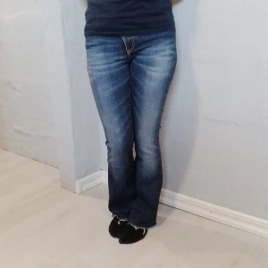 Low Rise/Mid Rise Flared Jeans - Low rise / mid rise jeans från Hunkydory                                               Katt finns i hemmet