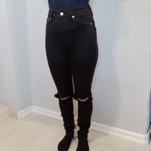 Ripped High Rise Skinny Jeans - Tajta, höga jeans med hål från Lager 157    Katt finns i hemmet