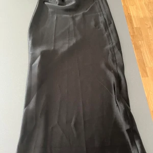 Satin Midaxi kjol  - Oanvänd satin kjol. Ordinarie pris 353 kr Säljer för 300 kr. 