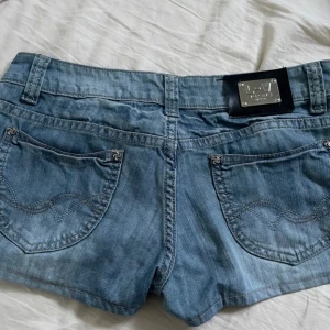 Lågmidjade shorts - Skit snygga Lågmidjade shorts, perfekta nu till sommaren. Jätte coola fickor, säljer då de var för små🤍 bilder av förra ägaren