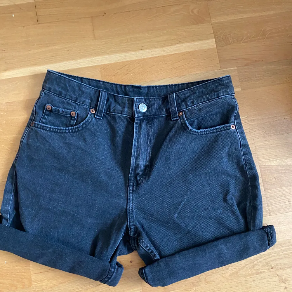 Supersöta svarta jeansshorts från h&m i storlek 36. Går att ha långa eller vika upp. Sitter lågmidjat och är jättesköna! Knappt använda, inga hål eller fläckar. Skriv vid frågor💗. Shorts.