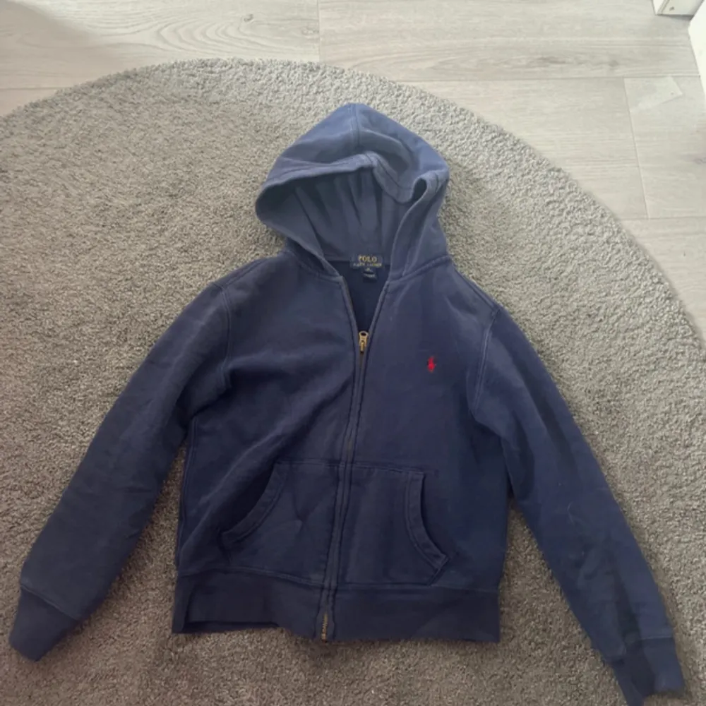 Ralph Lauren hoodie i storlek xs, bra skick säljer för den inte kommer till användning💕pris kan diskuteras . Tröjor & Koftor.