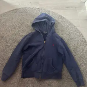 Ralph Lauren hoodie i storlek xs, bra skick säljer för den inte kommer till användning💕pris kan diskuteras 