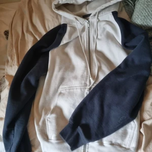 Brandy Melville Christy zip hoodie  - Nästan helt oanvänd oversized jätte mysig brandy hoodie♥️ står ingen storlek men skulle säga passar S-M skriv om du undrar mått, pris är diskuterbart. Använd gärna köp nu ♥️♥️