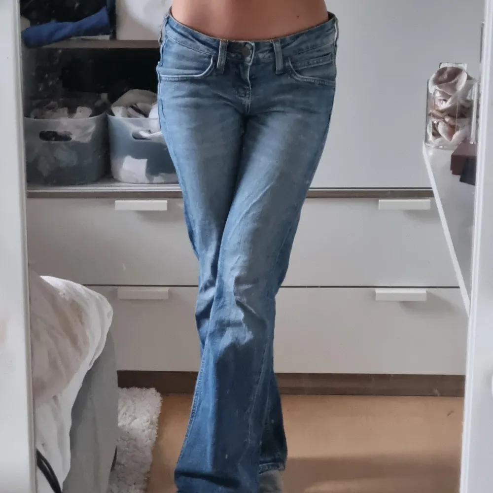 Lee lågmidjade bootcut jeans. Midja:36cm. Innerben:78cm. Skriv om du vill ha fler bilder eller undrar något pris är diskuterbart. Använd gärna köp nu!♥️♥️. Jeans & Byxor.