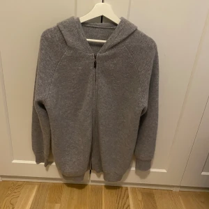 Kash Hoodie - Fet kash Hoodie i top skick. Nypris 1400 ish mitt pris 799kr. Hör av er vid minsta lilla. 