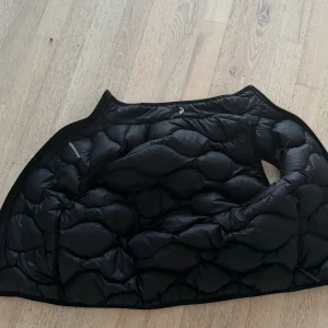 Bra skick inga hål bra pris - Peak preformance väst 150